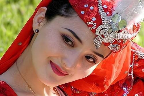 新疆网红阿娜尔汗吃瓜,瓜香四溢的欢乐时光