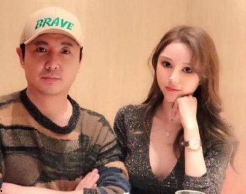 网红母女吃瓜图片高清,网红家庭日常温馨瞬间