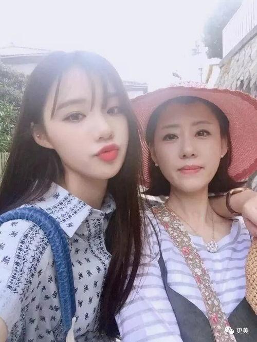 网红母女吃瓜图片高清,网红家庭日常温馨瞬间