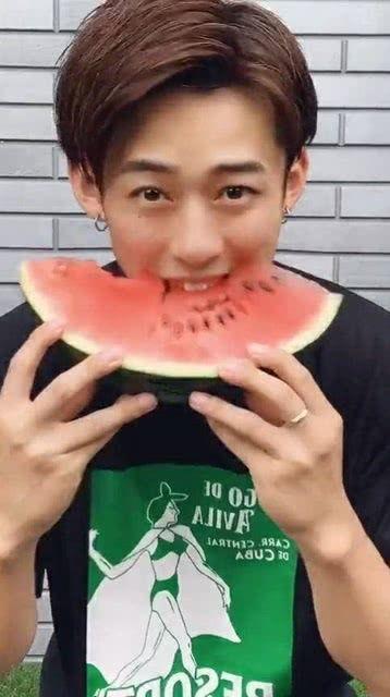 吃瓜小哥网红叫什么名字,揭秘吃瓜小哥的网红之路