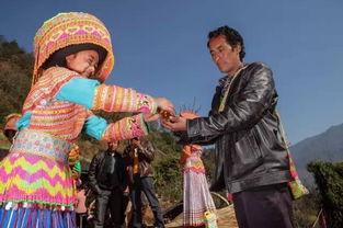 傈僳族小伙遛鸟吃瓜网,遛鸟吃瓜乐享时光