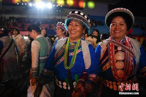 傈僳族小伙遛鸟吃瓜网,遛鸟吃瓜乐享时光