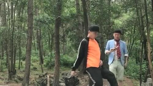 傈僳族小伙遛鸟吃瓜网,遛鸟吃瓜乐享时光