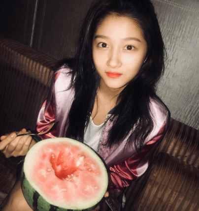 网红童星吃瓜图片,萌态可掬引网友热议